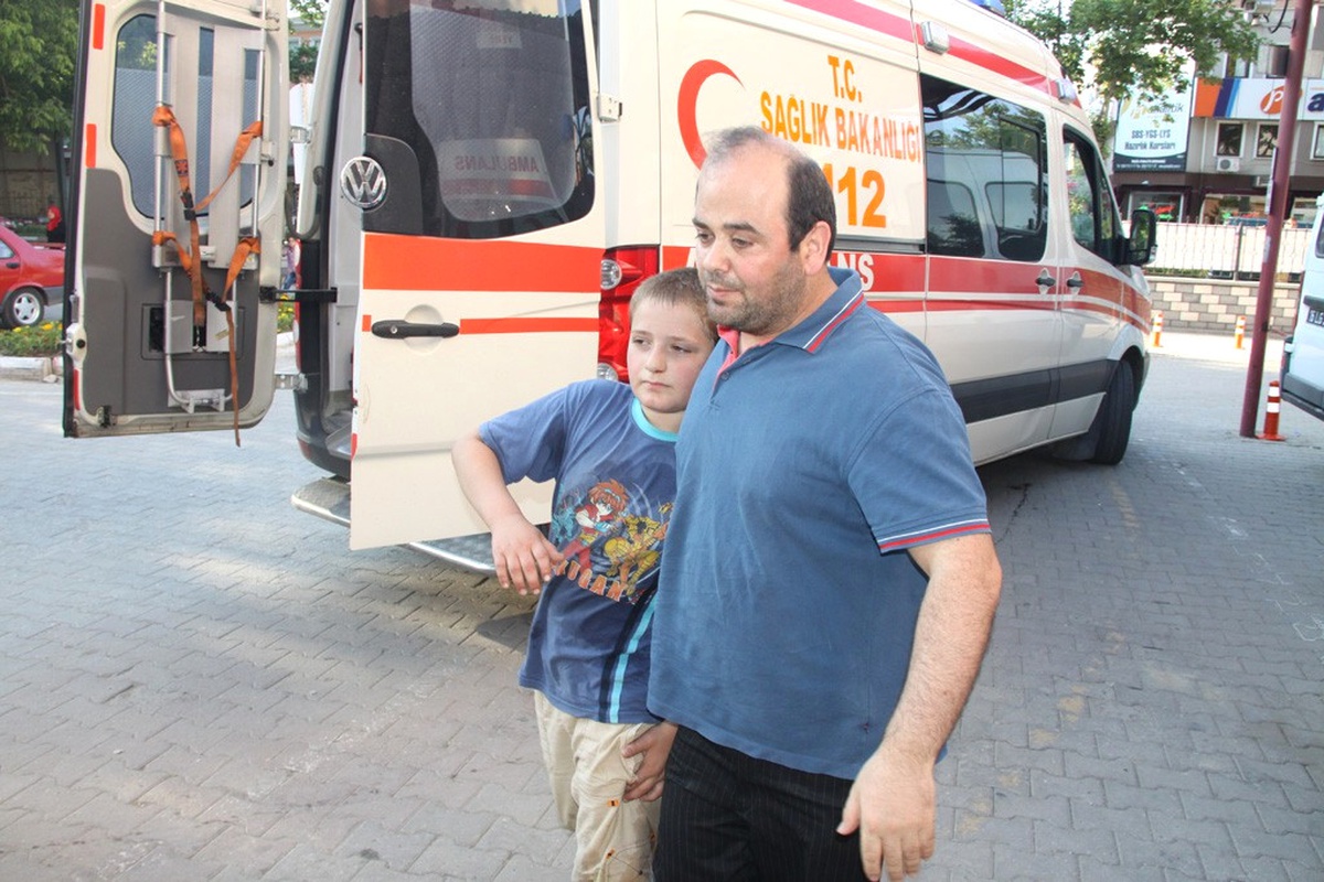 Otomobil Anne ile İki Çocuğuna Çarptı