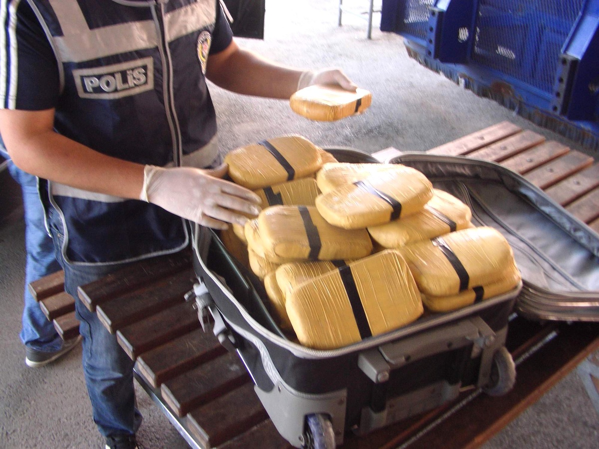 Otomobil Bagajında 3 Kilogram Eroin Yakalandı