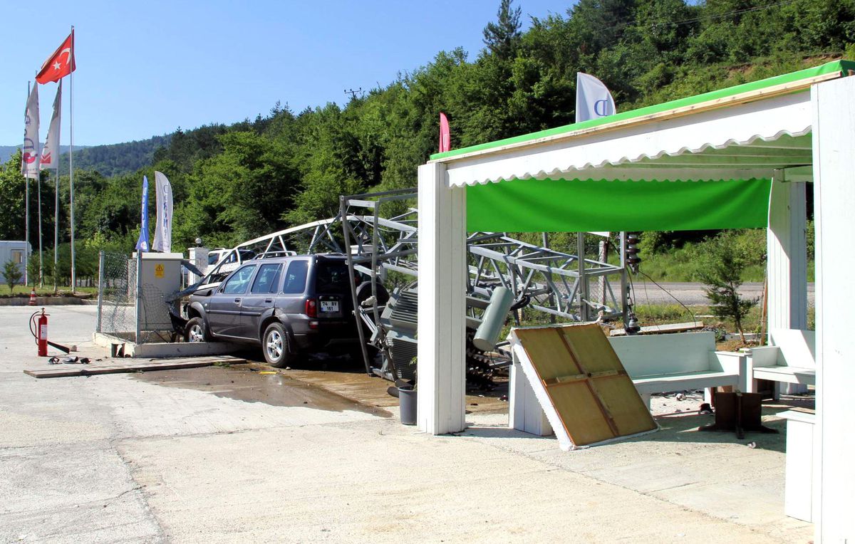 Otomobil Trafoyu Devirdi: 2 Yaralı