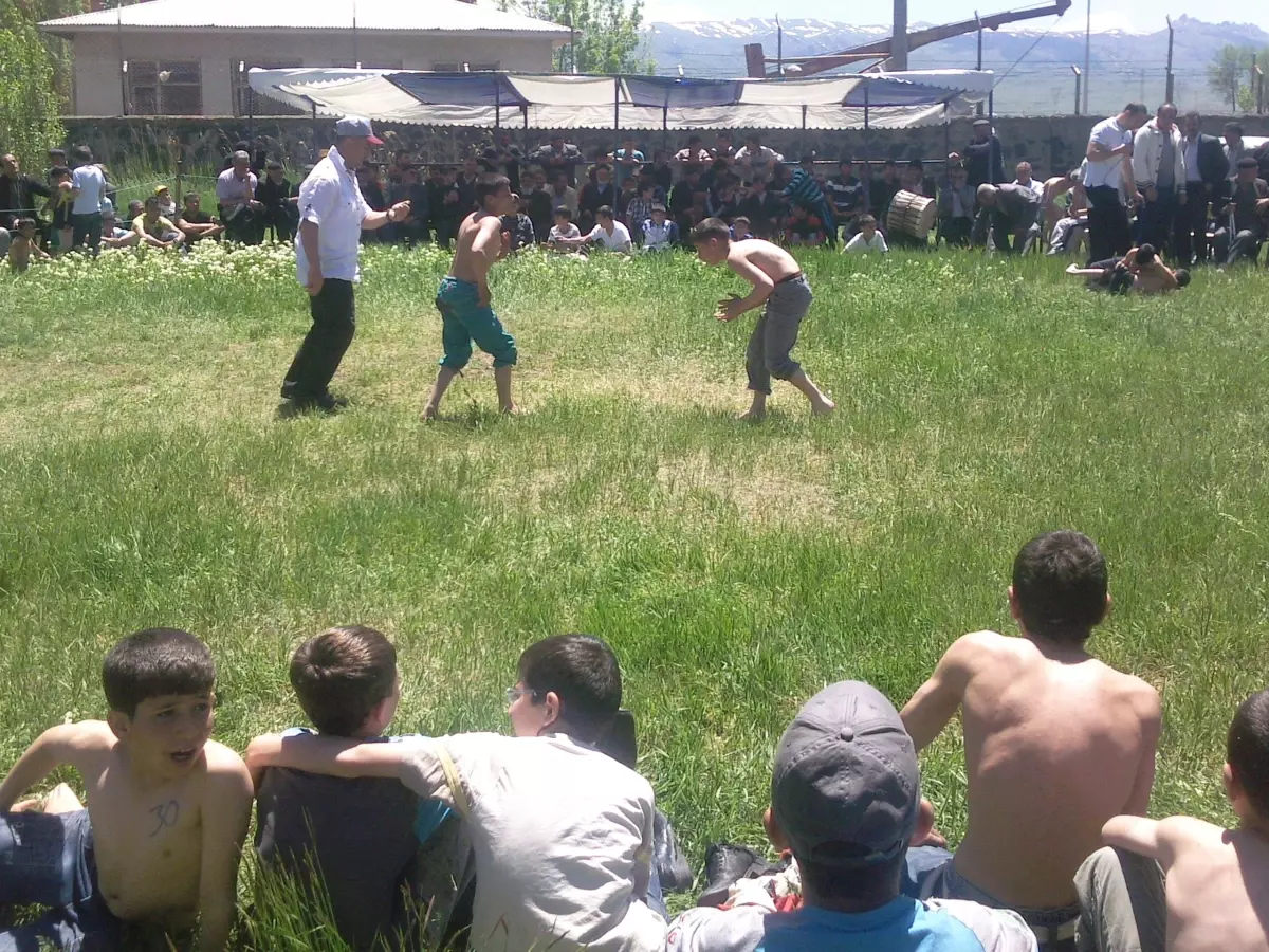 Pasinlerde 7 Hafta Karakucak Güreşleri Devam Ediyor