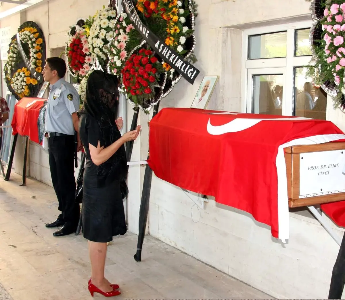 Evlat Eliyle Öldüler