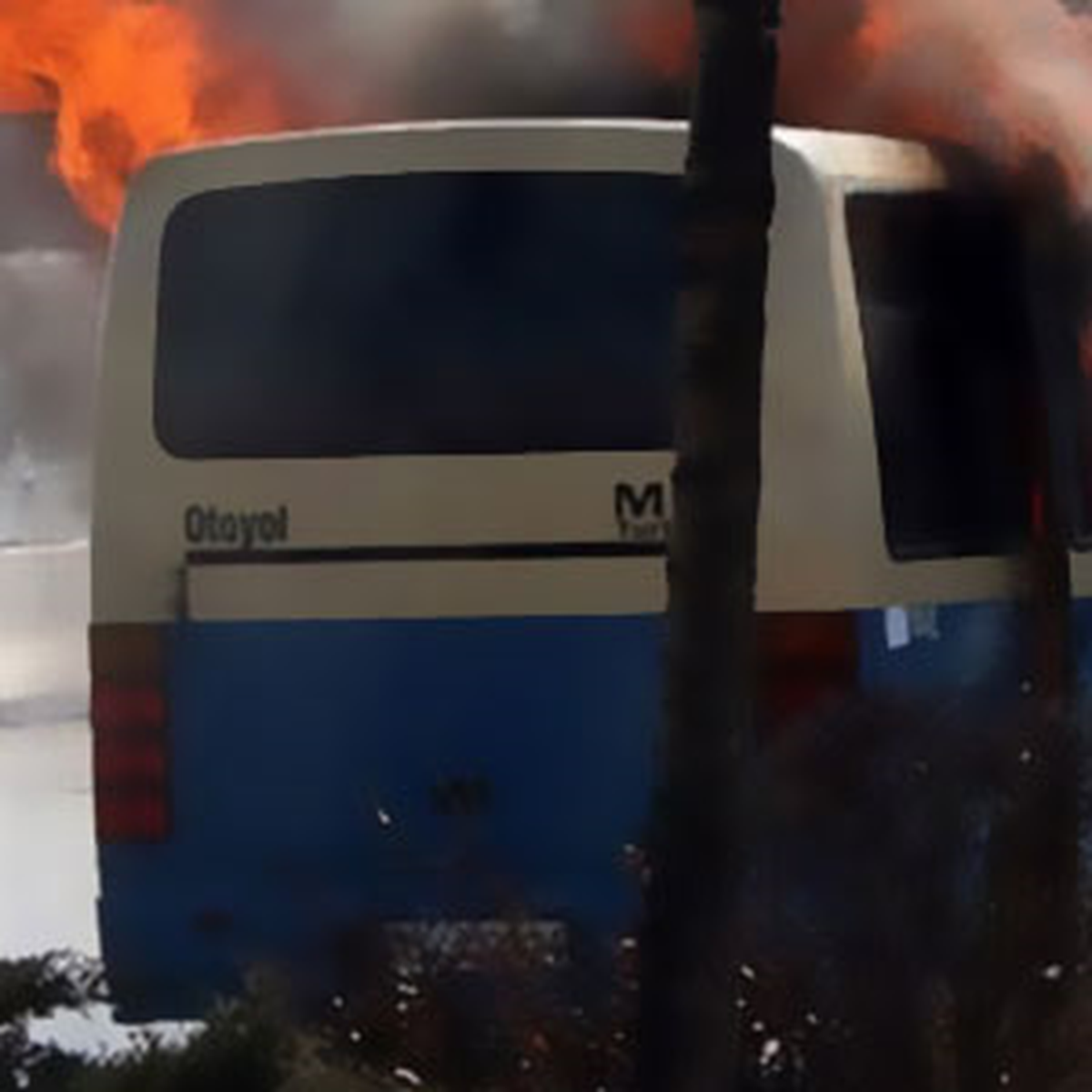 Servis Sürücüleri Yol Kesti, Minibüs Yaktı