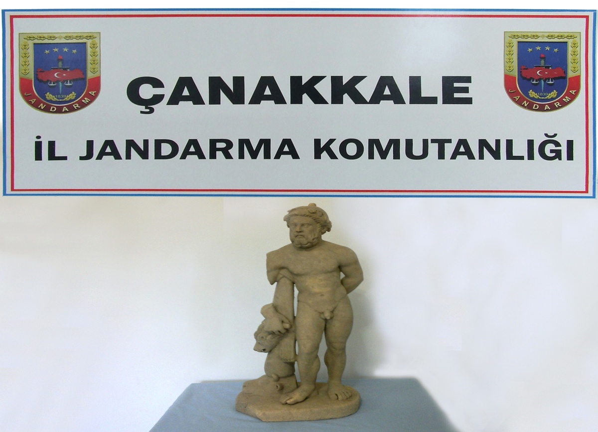 Tarihi Heykeli Jandarmaya Satacaklardı