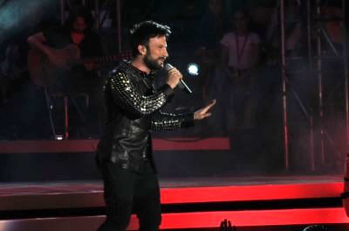 Tarkan Yüzünü Yine Gösterdi