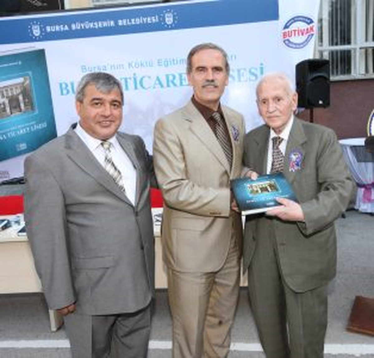 Ticaret Lisesi\'nin 70 Yıllık Birikimi Bursa Belgeliğinde