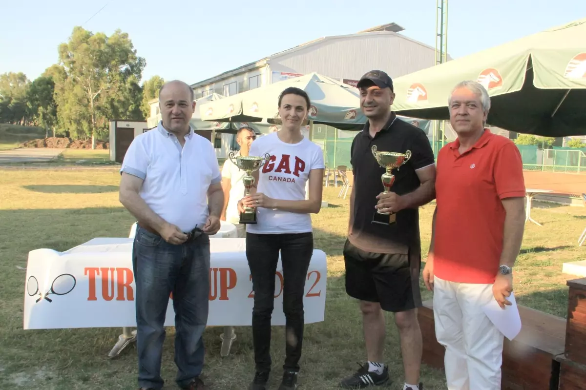 Veteran Tenisçiler Kupalarını Aldı