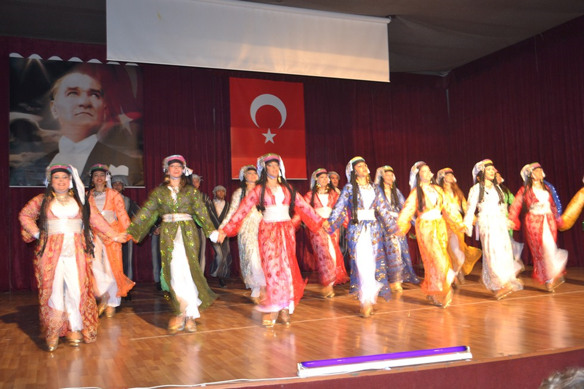 Yüksek Teknoloji Enstitüsü\'nden Halk Oyunları Gösterisi