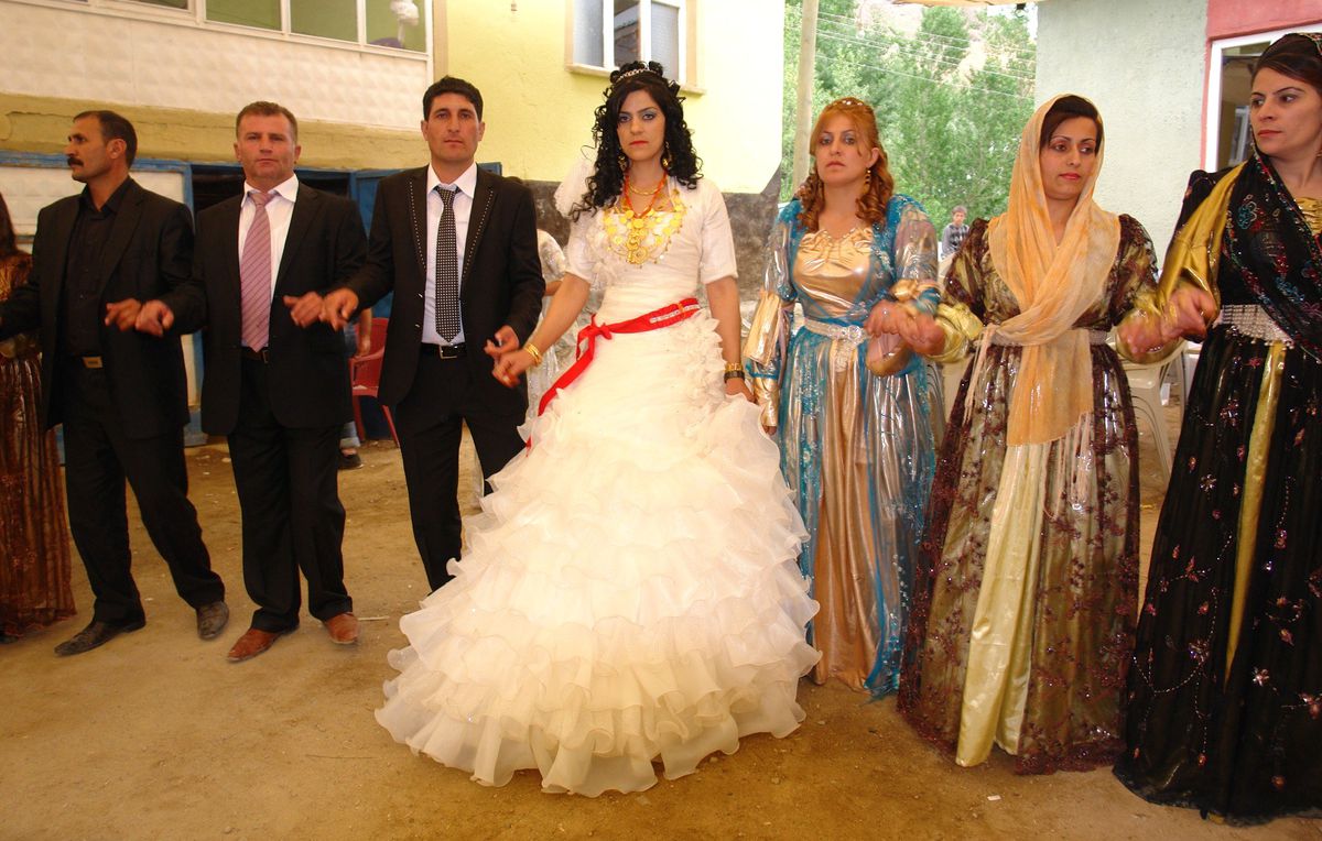 Yüksekova\'da Festival Gibi Düğünler