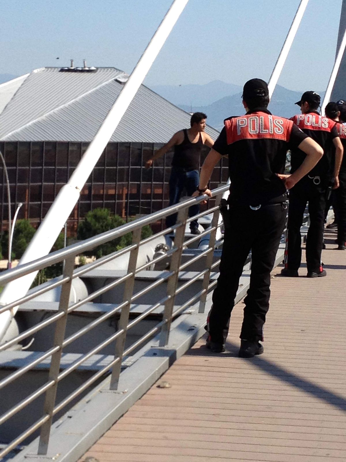 Ağabeyine Kızdı İntihara Kalkıştı