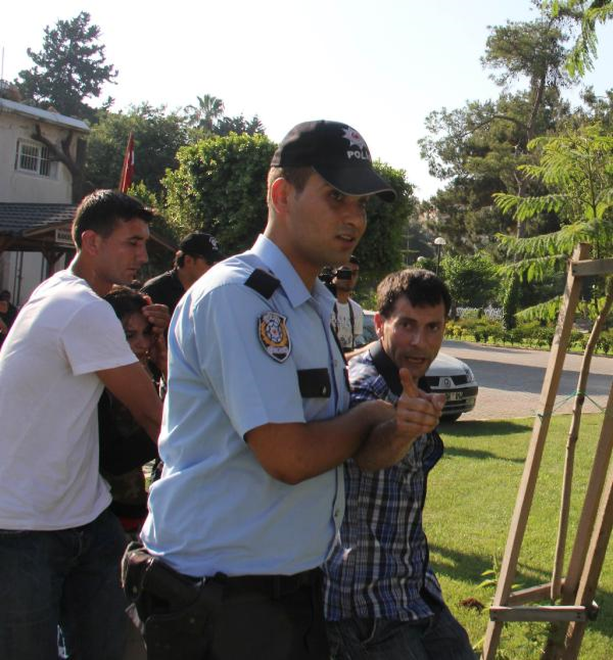 Aile İçi Kavgaya Müdahale Ettiler, Bıçaklandılar