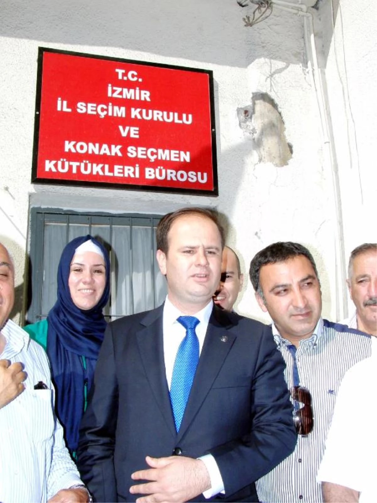 AK Parti İzmir İl Başkanlığı Mazbatası Tekbaş\'a Verildi