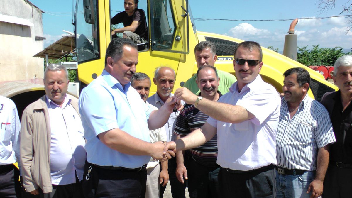 Ankara Büyükşehir Belediyesi\'nden Aldıkları Silindiri Köyler İçin Bağışladılar