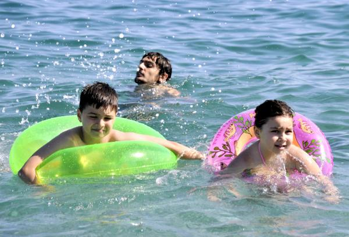 Antalya\'da Sıcaktan Bunalan Sahile Koştu