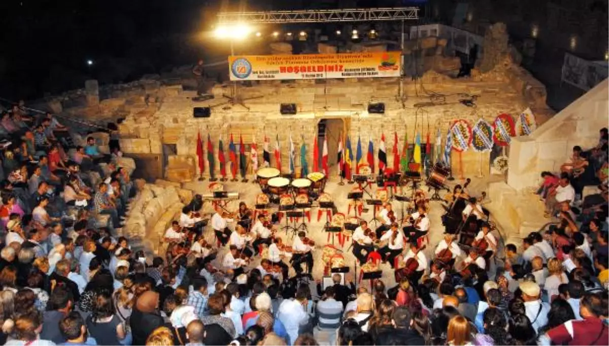 Antik Tiyatronun Sessizliğini Filarmoni Orkestrası Bozdu
