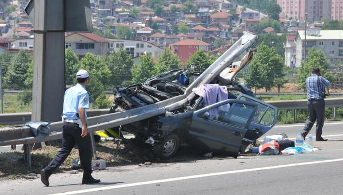 Bariyer Otomobile Ok Gibi Saplandı