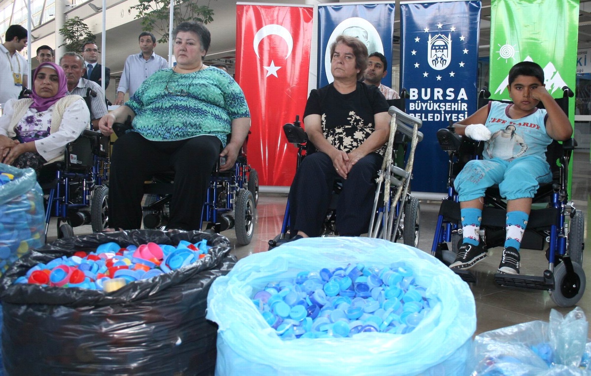 Belediye Başkanının Eşinin de Topladığı Kapaklarla 30 Engelliye Akülü Sandalye Alındı
