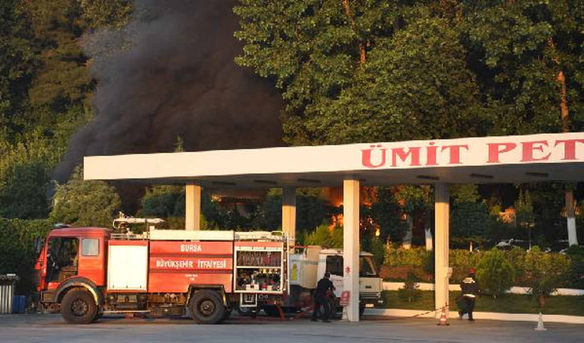 Benzin İstasyonu Yanındaki Depoda Korkutan Yangın