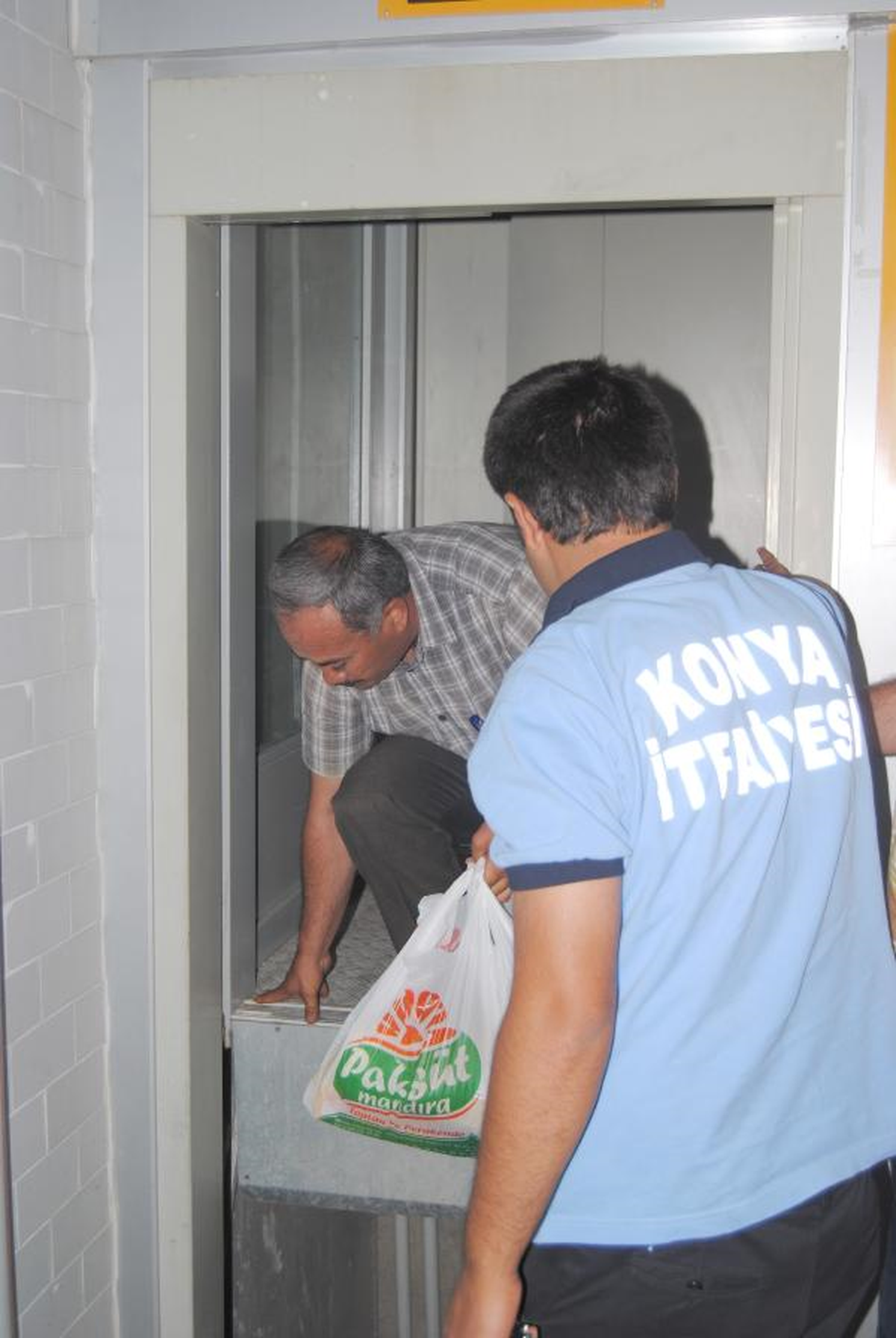 Bindikleri Engelli Asansöründe Mahsur Kaldılar