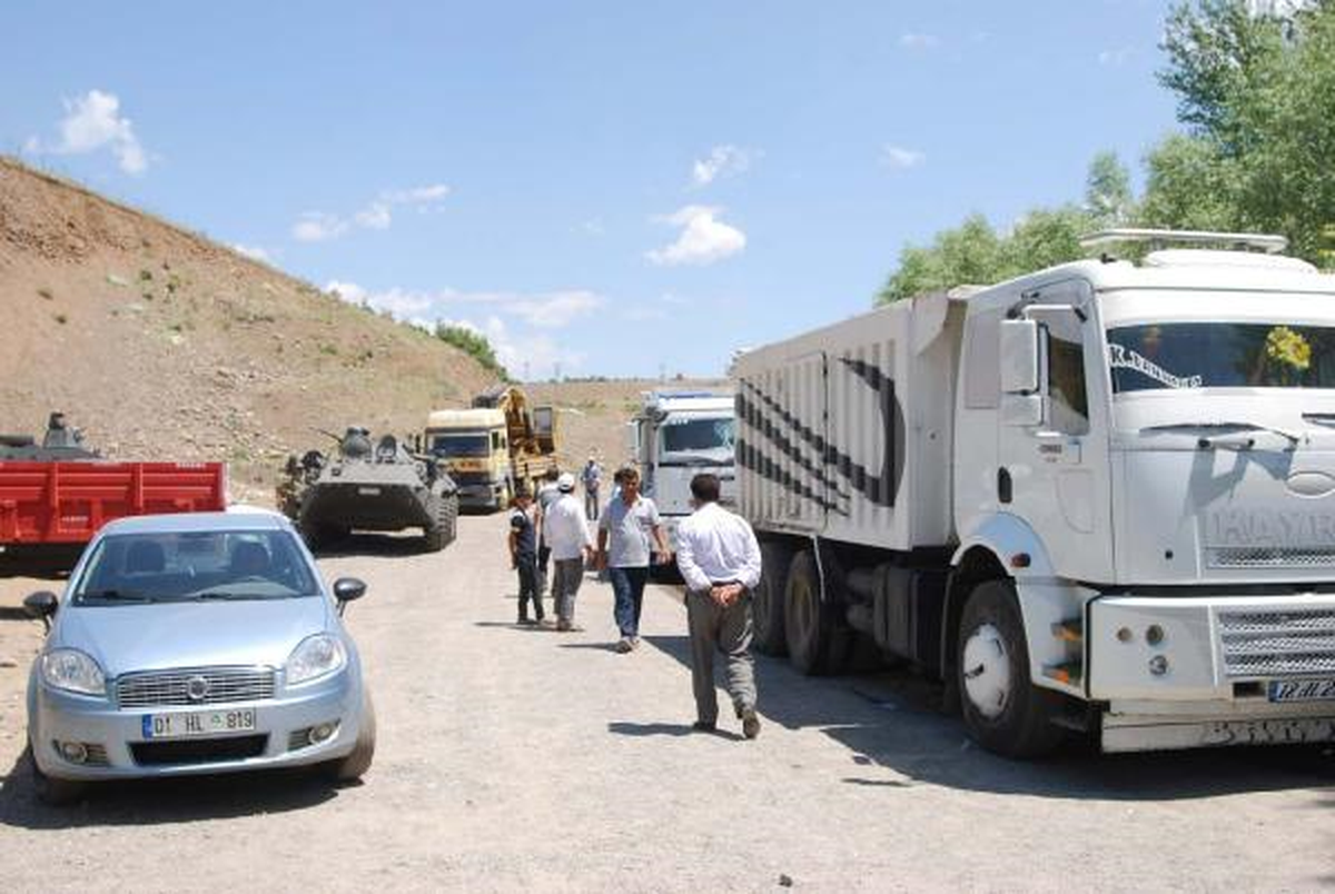 Bingöl\'de Köylüler, Yol İçin Yol Kapattı