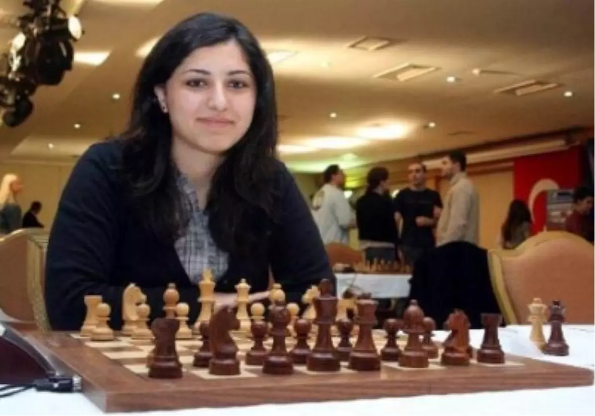 Cemre, Çinli Büyükusta Yifan'ı Yendi