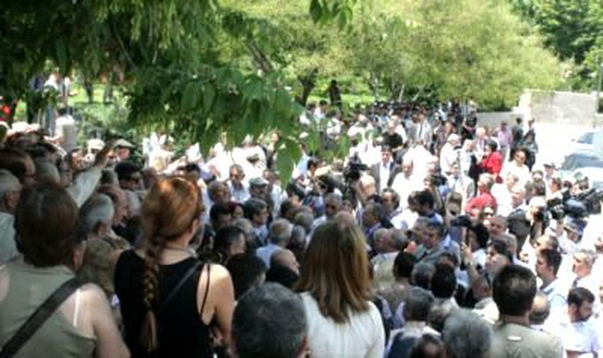 CHP\'den Meclis Önünde Tutuklu Vekil Protestosu