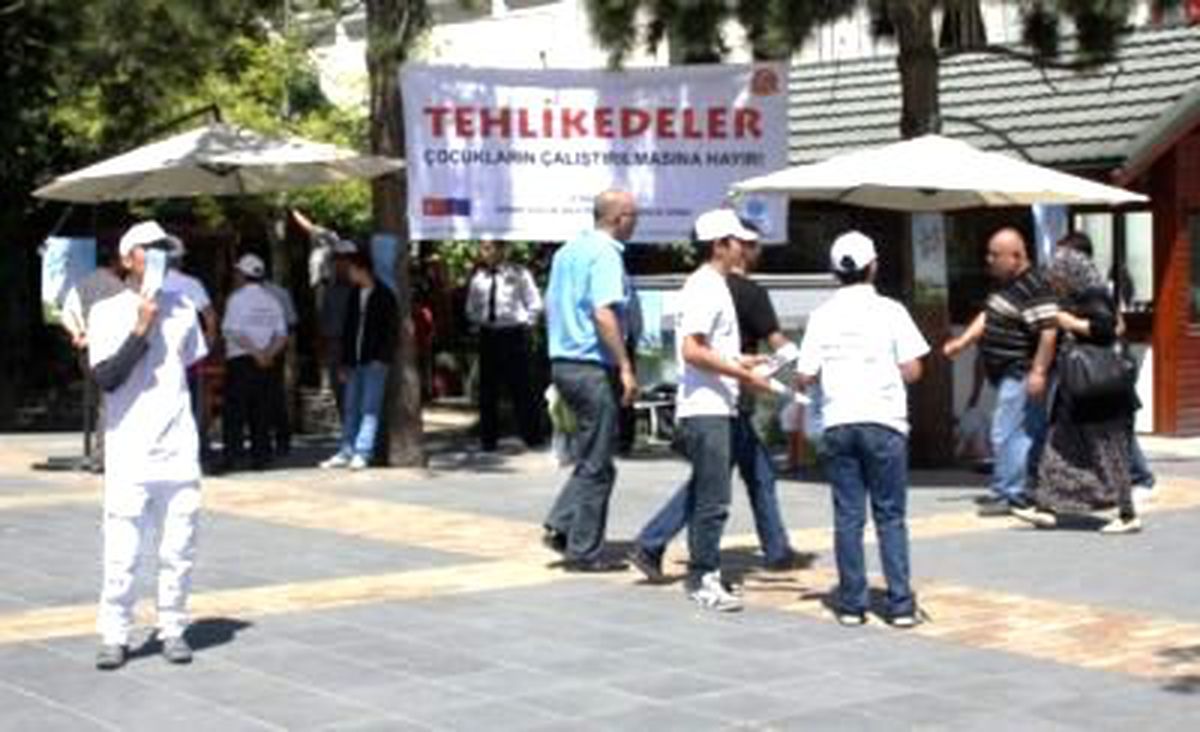 Çocuklar Çocuk İşçiğili ile Mücadele İçin Broşür Dağıttı