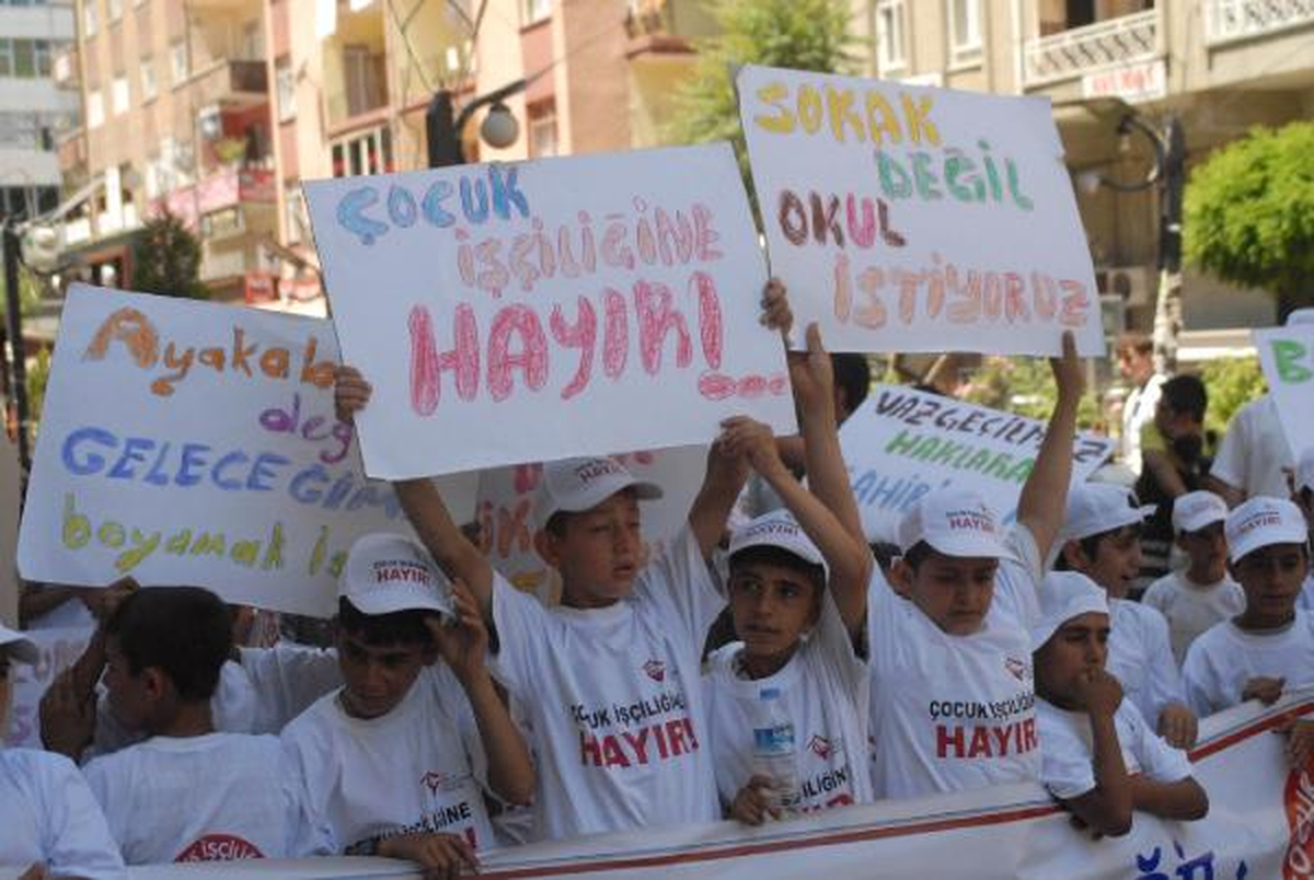 Diyarbakır\'da Çocuklar Sokakta Çalışmak İstemiyoruz\' Sloganıyla Yürüdü