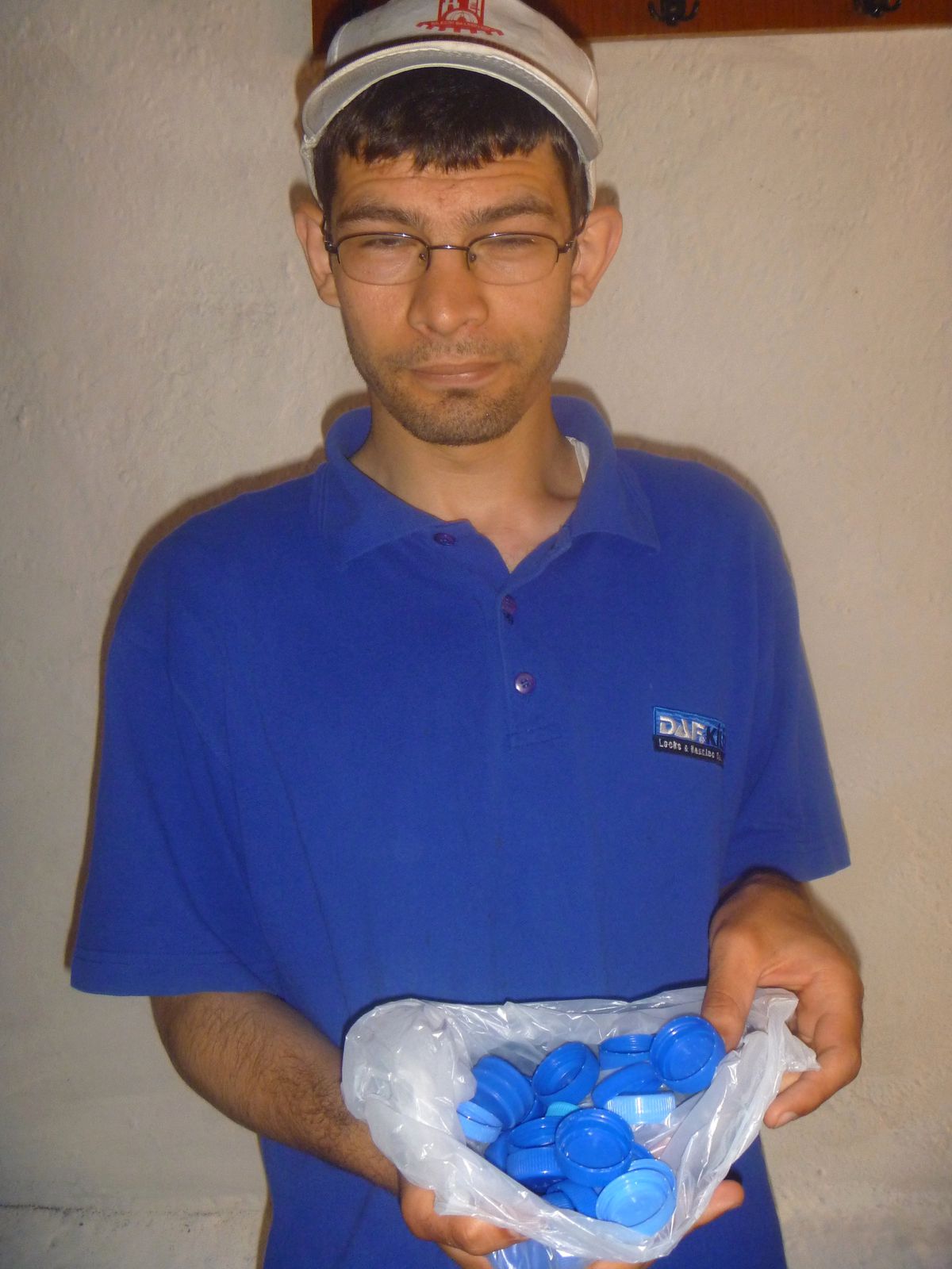 Engelli Vatandaş Engelliler İçin Mavi Kapak Topluyor