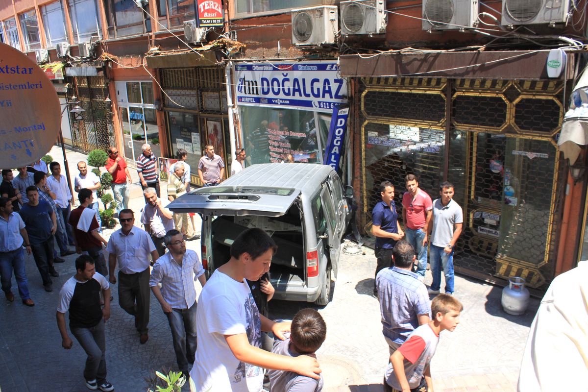 Fren Yerine Gaza Basan Sürücü Merdivenlerden İnerek Dükkana Girdi