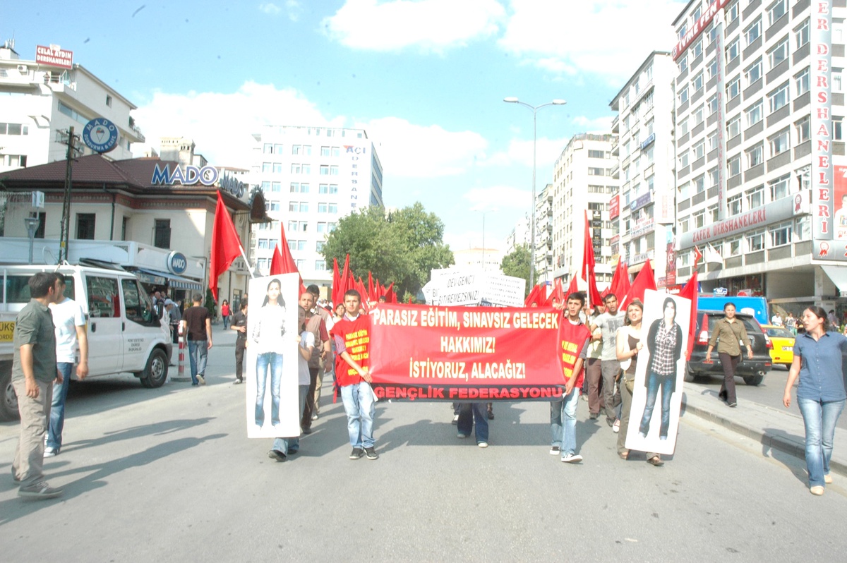 Gençlik Federasyonu Üyelerinden Açlık Grevi