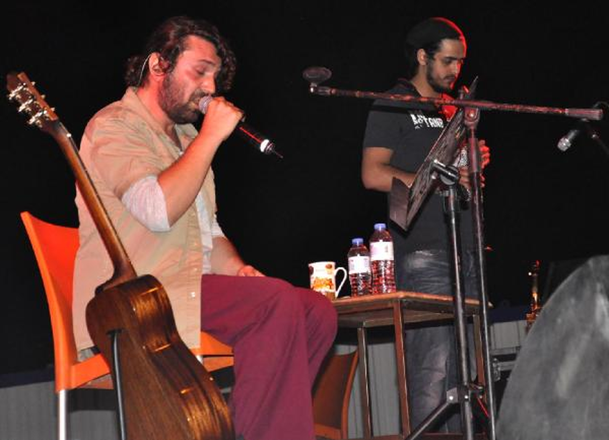 Halil Sezai\'den Depremzedelere Konser