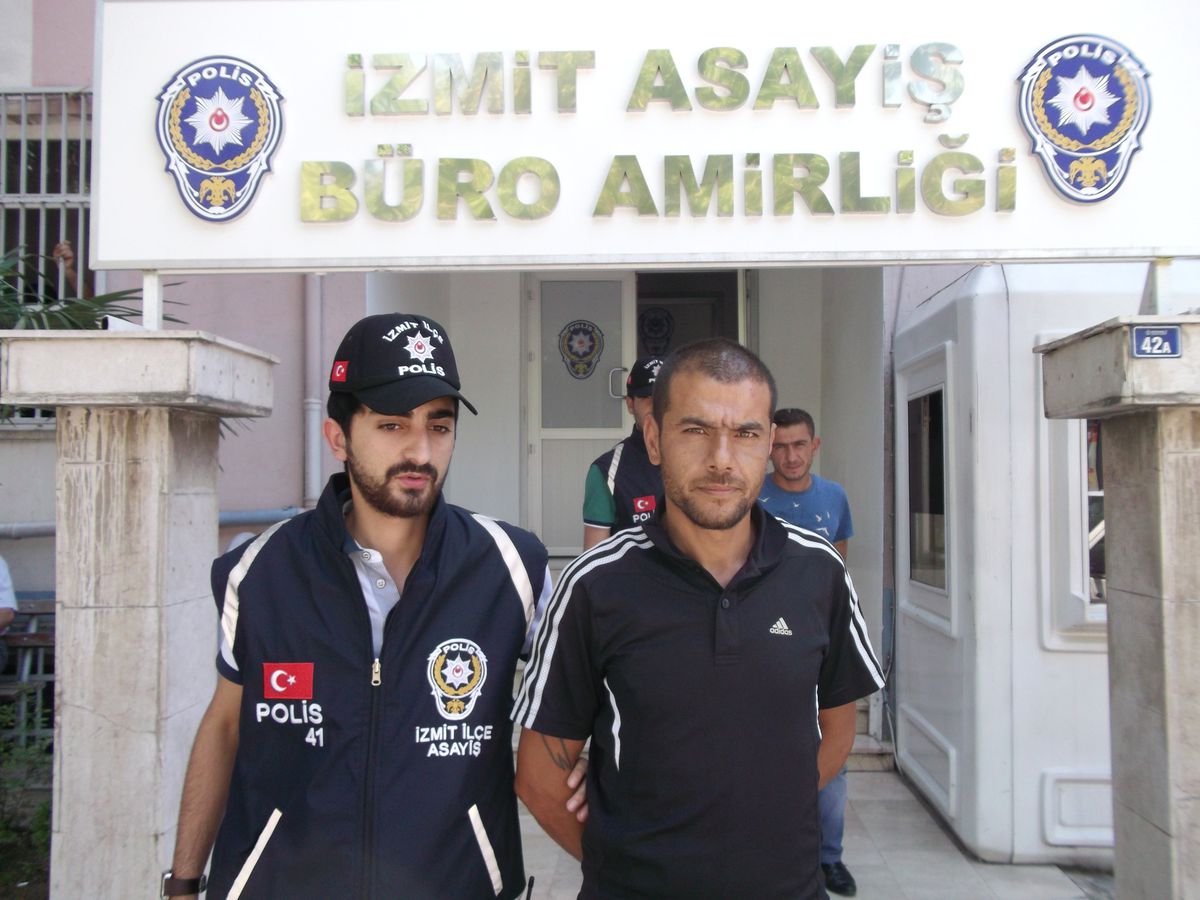 İzmit\'te Komşular Birbirine Girdi: 2 Yaralı