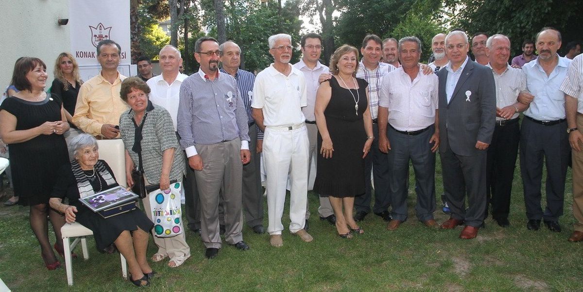 Kadınlardan, Tartan\'a Beyaz Kurdele…