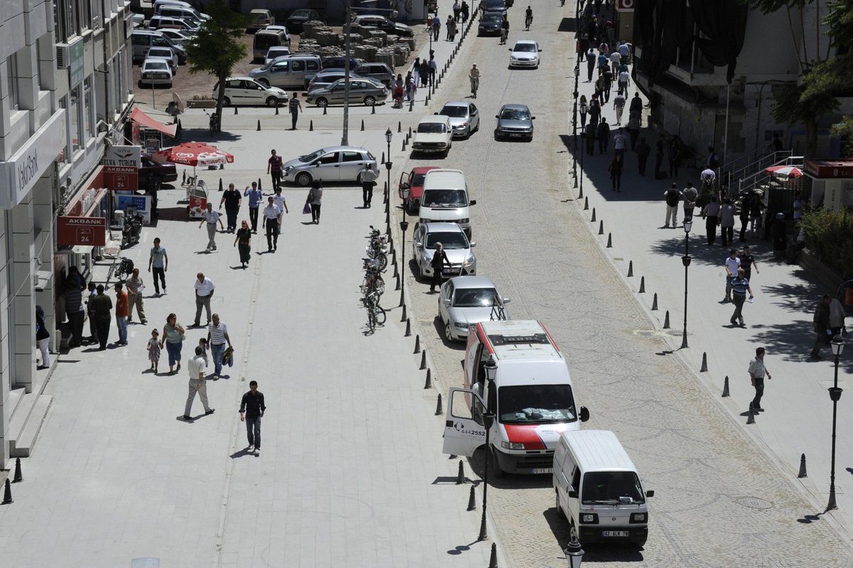 Karaman\'da İsmet Paşa Caddesi\'nde Park Yasak