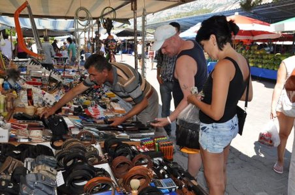 Kemer\'de Pazartesi Pazarı Turistlerin İlgi Odağı