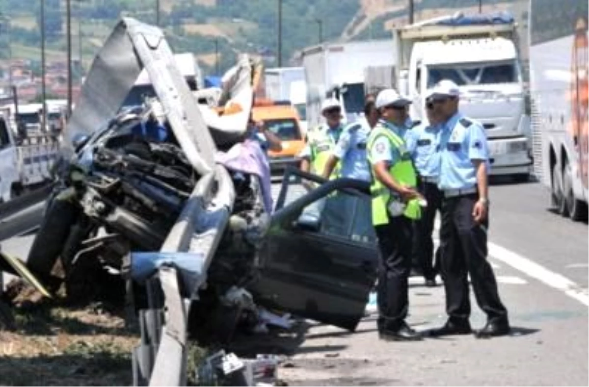 Kocaeli\'de Trafik Kazaları: 2 Ölü, 5 Yaralı