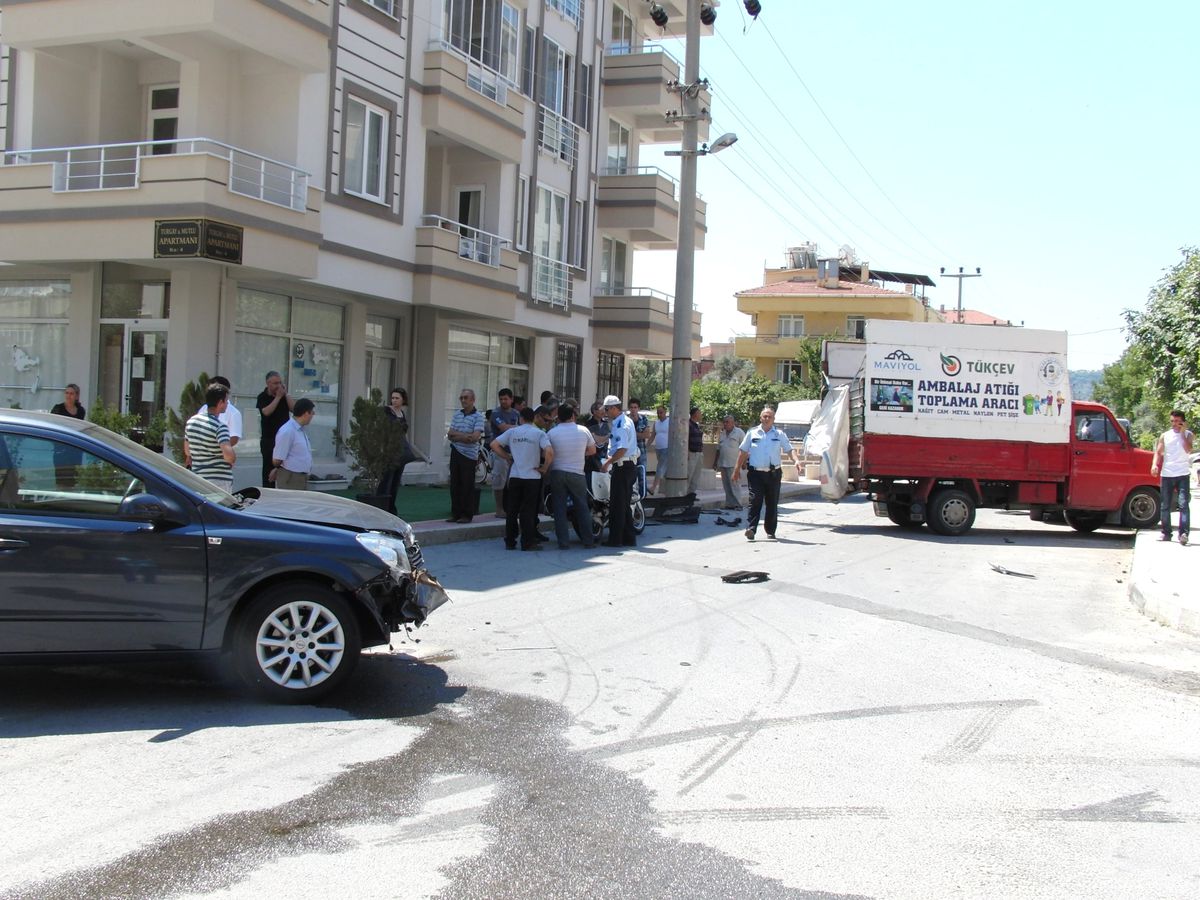 Milas\'ta Trafik Kazası: 2 Yaralı