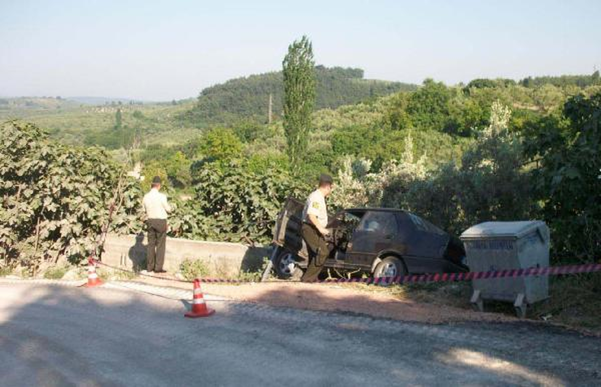 Otomobil Bariyere Çarptı, 86 Yaşındaki Sürücü Öldü