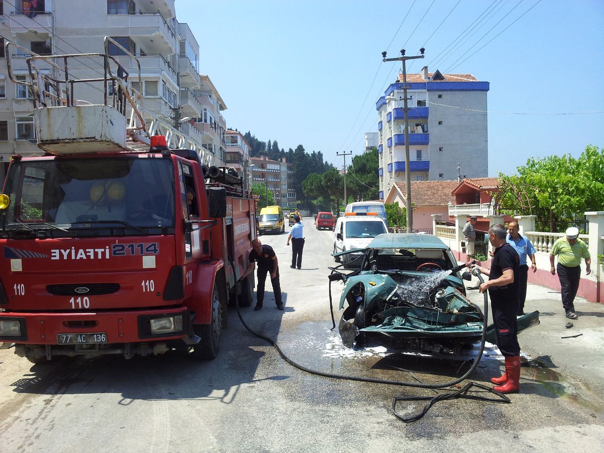 Otomobil Villa Duvarına Çarptı: 2 Yaralı