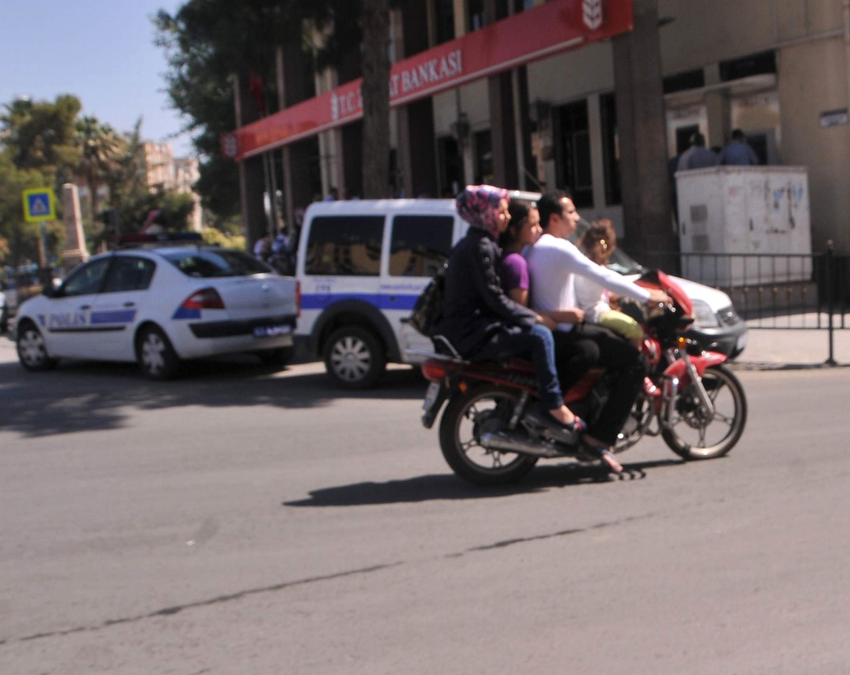 Polislerin Gözü Önünde Motosiklete 4 Kişi Bindiler