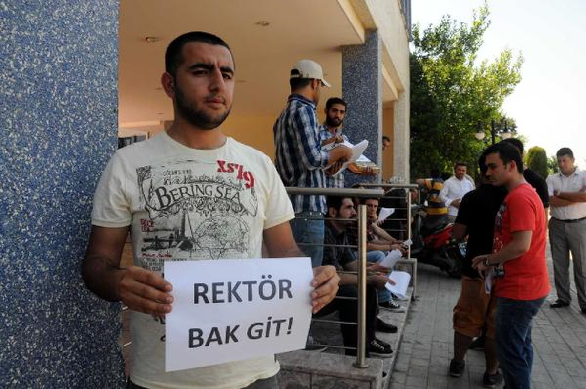 Sakarya Üniversitesi\'nde \'Rektör Bak Git\' Eylemi