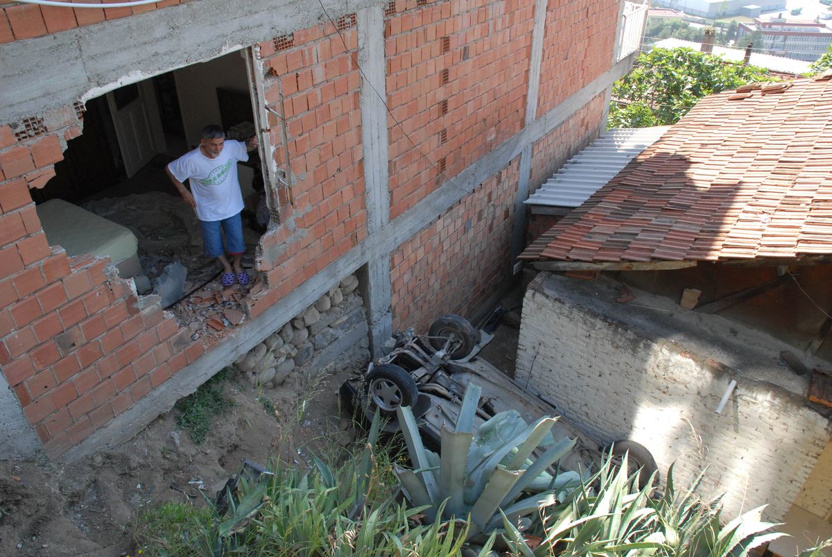 Şarampole Yuvarlanan Otomobil Evin Duvarını Yıktı: 4 Yaralı