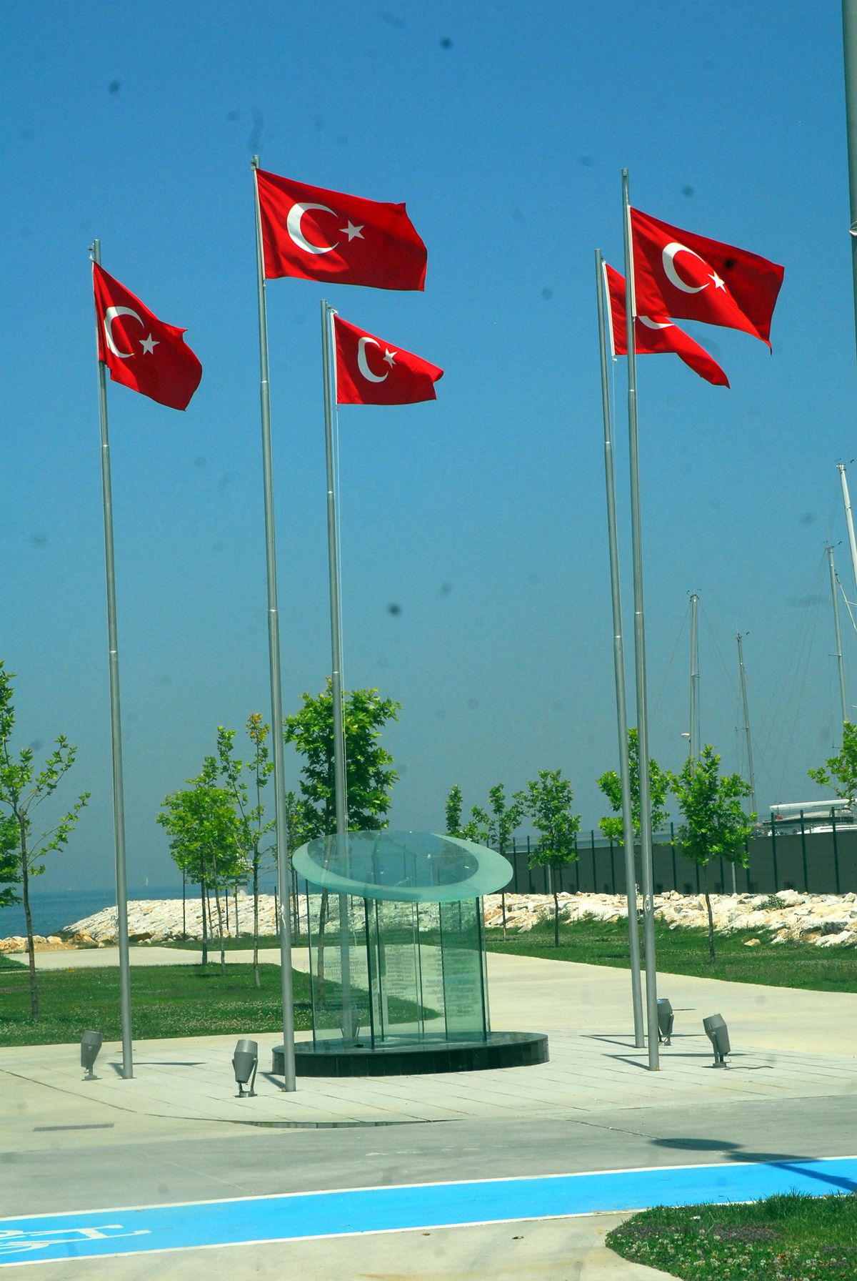 Şehitliğin Bayrağını Çaldılar