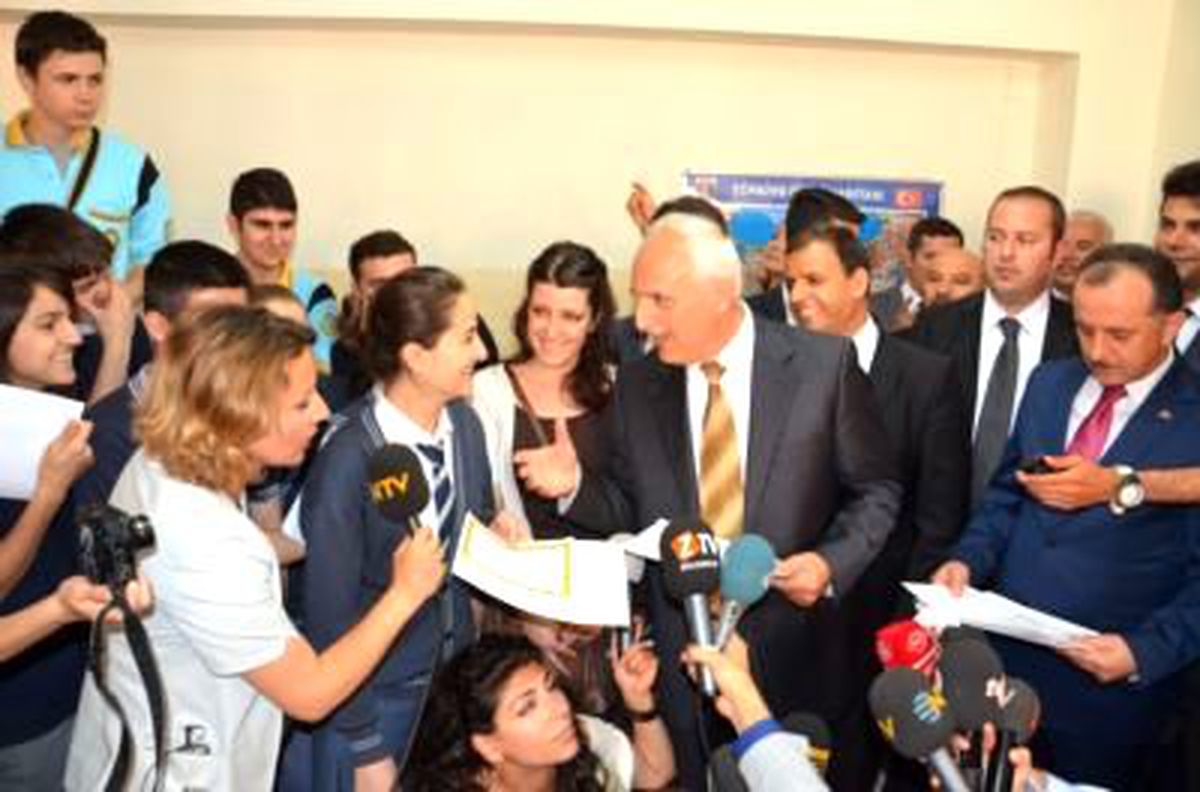 Vali Mutlu Öğrencilerin Karne Heyecanını Paylaştı