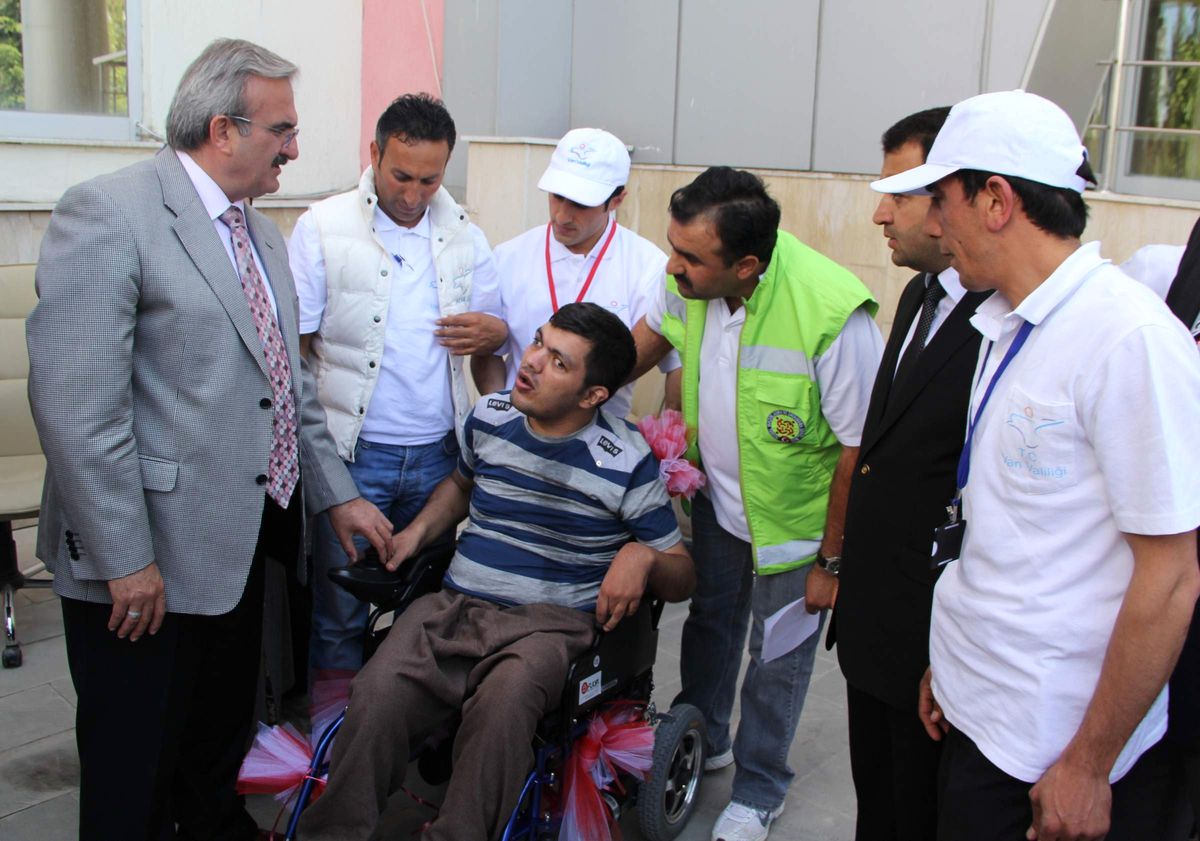 Van\'da Engellilere Tekerlekli Sandalye Desteği