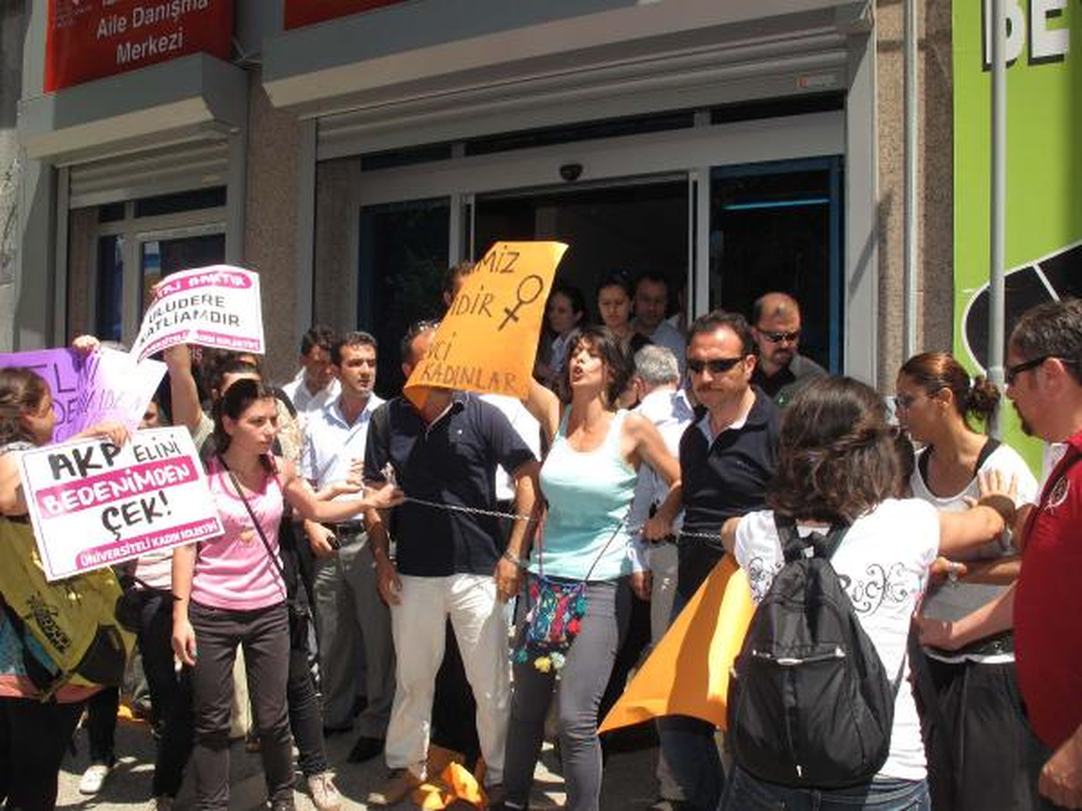Zincirli Kürtaj Eylemcisi 6 Kadına Polis Müdahalesi
