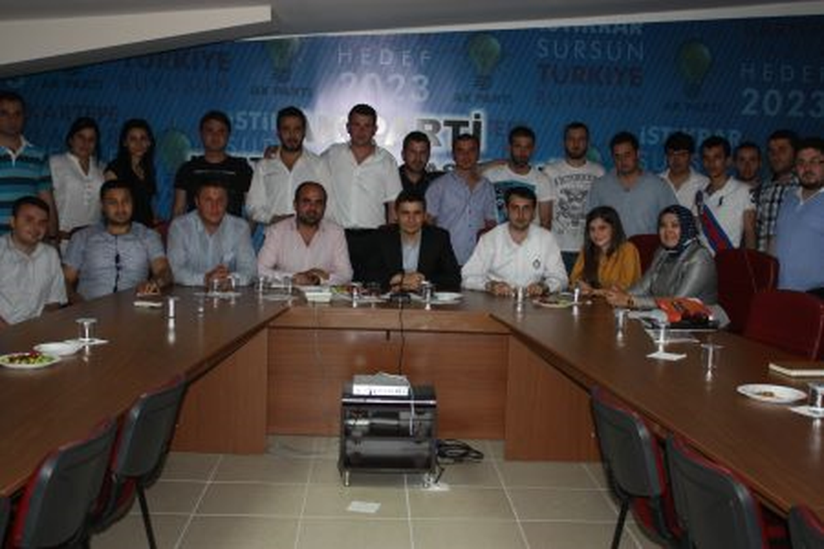 Ak Gençlik Kartepe\'de Süpriz Toplantı