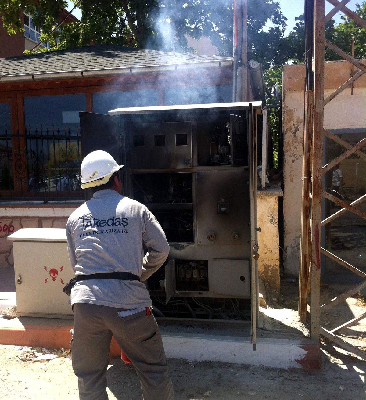 Aşırı Sıcak Trafo Patlattı