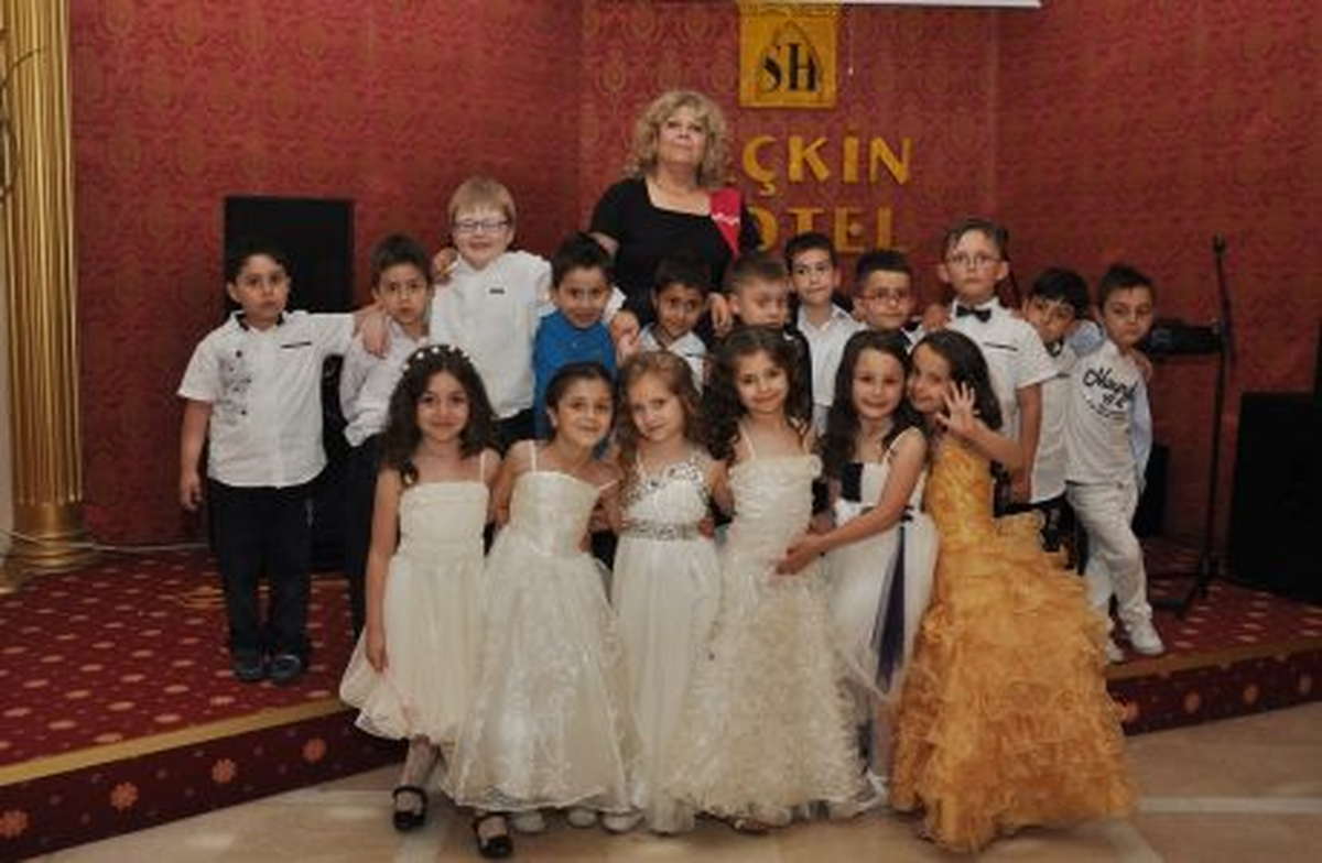 Atatürk\'ün Minikleri, Seçkin Otel\'de Eğlendi
