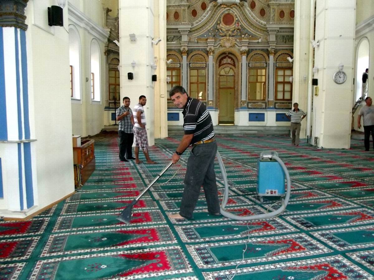 Ayvalık Belediyesi\'nden Camilere Ramazan Temizliği